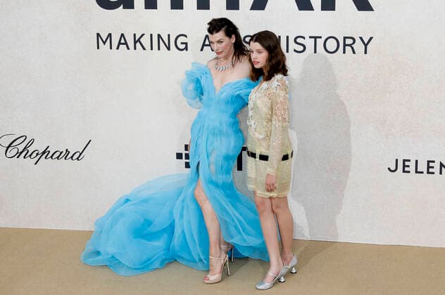Milla Jovovich und Ever Gabo Anderson bei der 28. amfAR Gala Cannes im Rahmen vom Festival de Cannes 2022 75. Internationale Filmfestspiele von Cannes im HÃ tel du Cap-Eden-Roc. Antibes, 26.05.2022