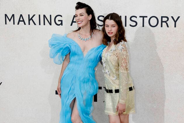 Milla Jovovich und Ever Gabo Anderson bei der 28. amfAR Gala Cannes im Rahmen vom Festival de Cannes 2022 75. Internationale Filmfestspiele von Cannes im HÃ tel du Cap-Eden-Roc. Antibes, 26.05.2022