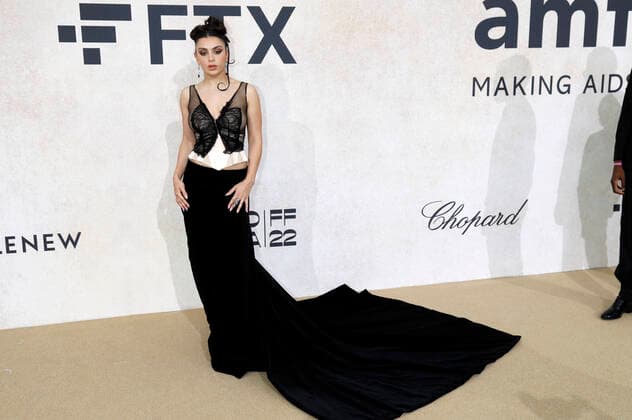 Charli XCX bei der 28. amfAR Gala Cannes im Rahmen vom Festival de Cannes 2022 75. Internationale Filmfestspiele von Cannes im HÃ tel du Cap-Eden-Roc. Antibes, 26.05.2022