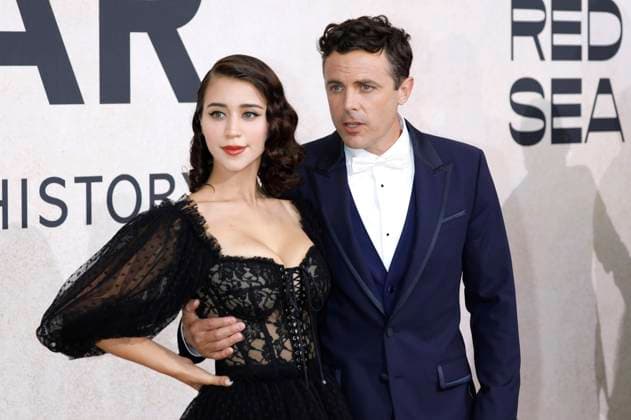 Entertainment Bilder des Tages Caylee Cowan und Casey Affleck bei der 28. amfAR Gala Cannes im Rahmen vom Festival de Cannes 2022 75. Internationale Filmfestspiele von Cannes im HÃ tel du Cap-Eden-Roc. Antibes, 26.05.2022