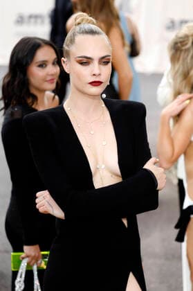 Cara Delevingne bei der 28. amfAR Gala Cannes im Rahmen vom Festival de Cannes 2022 75. Internationale Filmfestspiele von Cannes im HÃ tel du Cap-Eden-Roc. Antibes, 26.05.2022