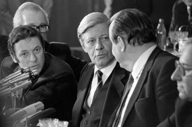 Federal Chancellor of Federal Republic of Germany Helmut Schmidt visits USSR 8198285 08.07.1980 Federal Chancellor of the Federal Republic of Germany Helmut Schmidt, center, during the news conference following his official visit to the USSR. Yuryi Abramochkin Moscow Russia  Copyright: xYuryixAbramochkinx