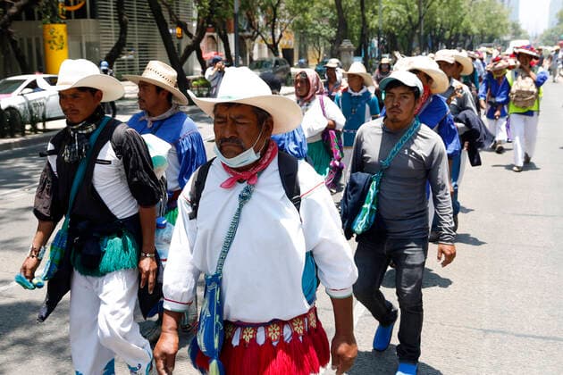 News Themen der Woche KW21 News Bilder des Tages May 26, 2022, Mexico City, Mexico City, Mexico: Members of the Wix¡rika Caravan for Dignity and Conscience led by Oscar Hern¡ndez, president of Bienes Comunales of the Wix¡rika Community take part during a demonstration to demand the return of their communal lands, around 11,000 hectares, taken by businessmen and cattle ranchers, and for which they demand the president of Mexico, AndrÅ½s Manuel L pez Obrador to keep his word to restitute them. The community members traveled more than 900 kilometers from the state of Jalisco. On May 26, 2022 In Mexico City, Mexico. Mexico City Mexico - ZUMAe321 20220526_zia_e321_045 Copyright: xLuisxBarronx xEyepixxGroupx