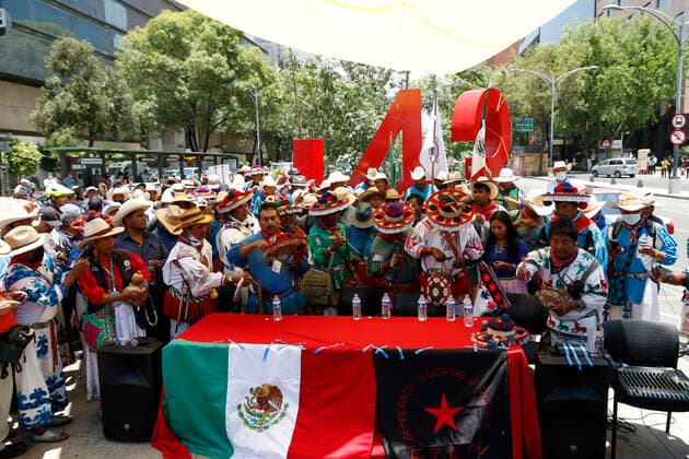 May 26, 2022, Mexico City, Mexico City, Mexico: Members of the Wix¡rika Caravan for Dignity and Conscience led by Oscar Hern¡ndez, president of Bienes Comunales of the Wix¡rika Community take part during a demonstration to demand the return of their communal lands, around 11,000 hectares, taken by businessmen and cattle ranchers, and for which they demand the president of Mexico, AndrŽs Manuel L pez Obrador to keep his word to restitute them. The community members traveled more than 900 kilometers from the state of Jalisco. On May 26, 2022 In Mexico City, Mexico. Mexico City Mexico - ZUMAe321 20220526_zia_e321_049 Copyright: xLuisxBarronx xEyepixxGroupx