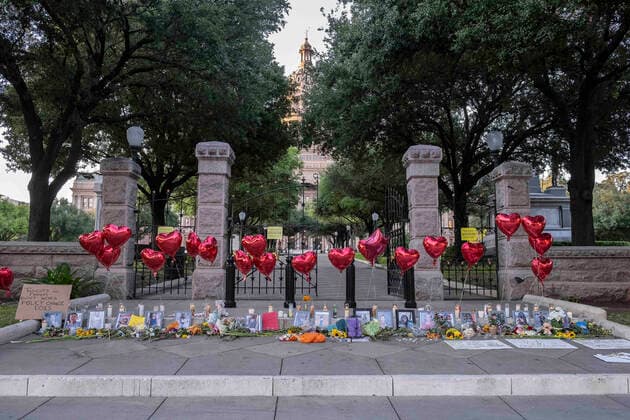 News Themen der Woche KW21 News Bilder des Tages May 26, 2022: A memorial for the victims of the Uvalde school shooting at the Texas State Capital. Photographs of each victim lay at the steps of the Texas State Capital. Austin, Texas. CSM Austin United States of America - ZUMAc04_ 1012277429st Copyright: xMarioxCantux