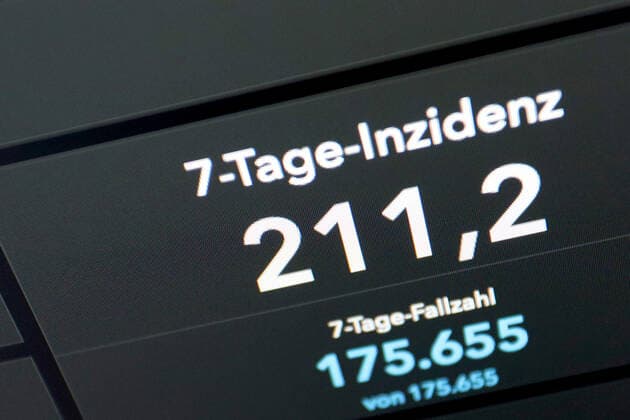 Dashboard des RKI, die 7-Tage-Inzidenz liegt nun bei 211,2 7-Tage-Inzidenz, Dashboard des RKI auf einem Monitor am 27.05.2022 in Siegen Deutschland.