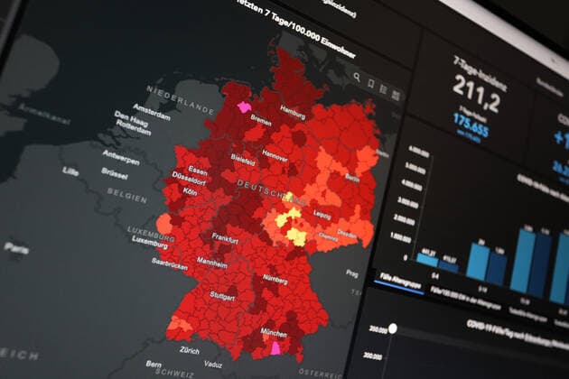 Dashboard des RKI, die 7-Tage-Inzidenz liegt nun bei 211,2 7-Tage-Inzidenz, Dashboard des RKI auf einem Monitor am 27.05.2022 in Siegen Deutschland.