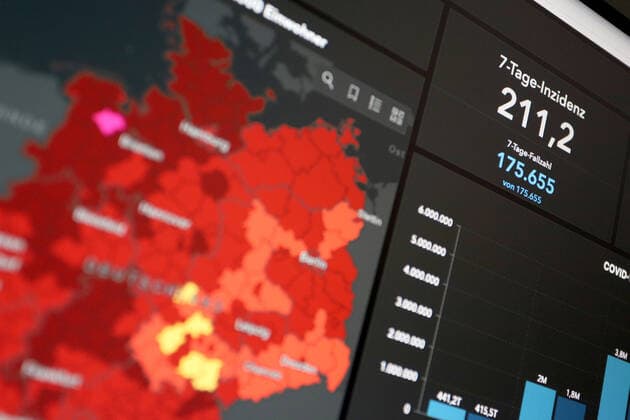 Dashboard des RKI, die 7-Tage-Inzidenz liegt nun bei 211,2 7-Tage-Inzidenz, Dashboard des RKI auf einem Monitor am 27.05.2022 in Siegen Deutschland.