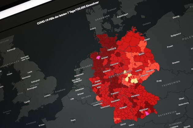 Dashboard des RKI, die 7-Tage-Inzidenz liegt nun bei 211,2 7-Tage-Inzidenz, Dashboard des RKI auf einem Monitor am 27.05.2022 in Siegen Deutschland.