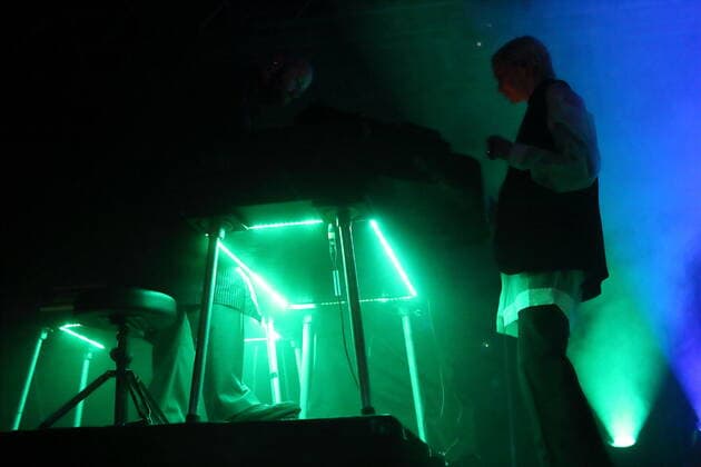 Philipp Milner und Eva Milner von der Band Hundreds bei einem Konzert im Huxleys Neue Welt in Berlin, 26. Mai 2022. Hundreds Konzert Berlin