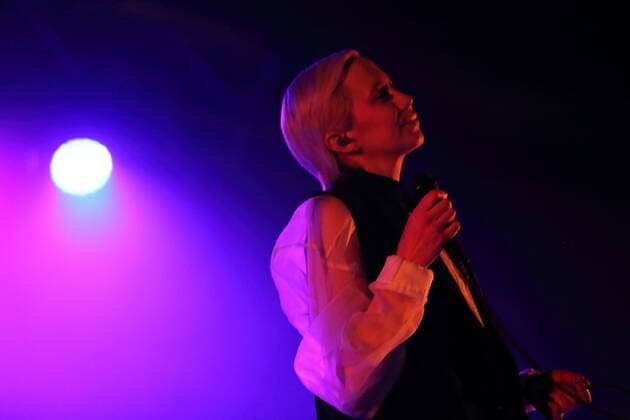 Eva Milner von der Band Hundreds bei einem Konzert im Huxleys Neue Welt in Berlin, 26. Mai 2022. Hundreds Konzert Berlin