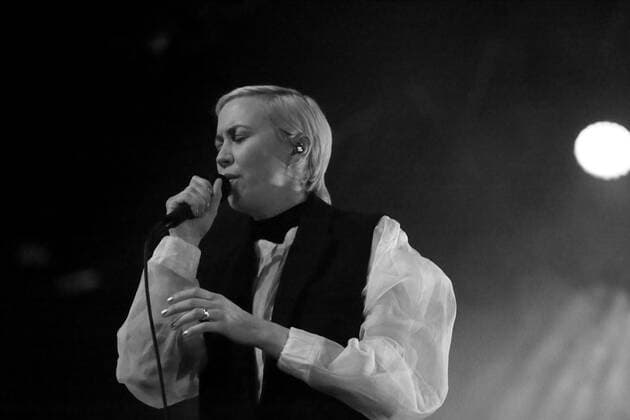 Eva Milner von der Band Hundreds bei einem Konzert im Huxleys Neue Welt in Berlin, 26. Mai 2022. (Foto schwarzweiß konvertiert) Hundreds Konzert Berlin