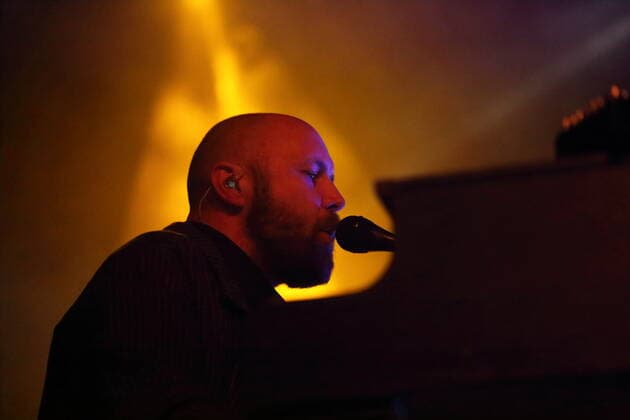 Philipp Milner von der Band Hundreds bei einem Konzert im Huxleys Neue Welt in Berlin, 26. Mai 2022. Hundreds Konzert Berlin