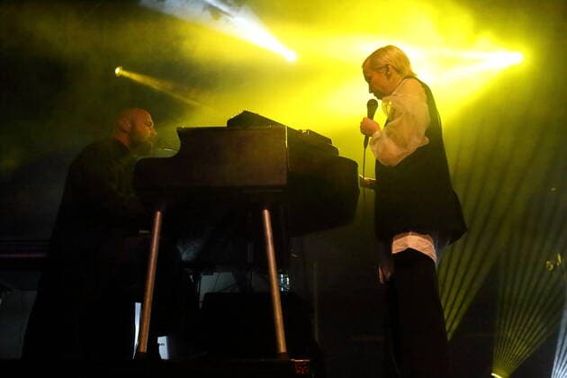 Philipp Milner und Eva Milner von der Band Hundreds bei einem Konzert im Huxleys Neue Welt in Berlin, 26. Mai 2022. Hundreds Konzert Berlin