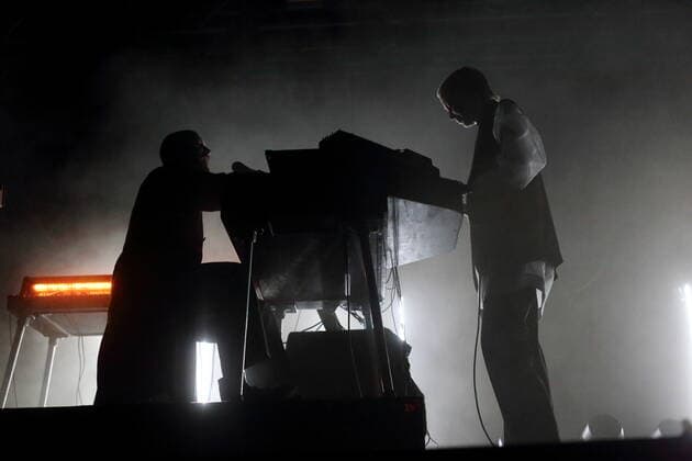 Philipp Milner und Eva Milner von der Band Hundreds bei einem Konzert im Huxleys Neue Welt in Berlin, 26. Mai 2022. Hundreds Konzert Berlin