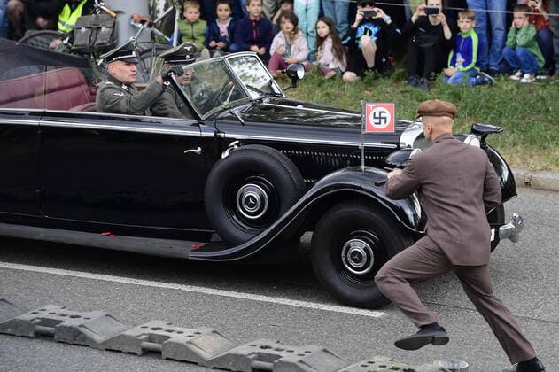 Bilder des Jahres 2022, News 05 Mai News Themen der Woche KW21 News Bilder des Tages Re-enactment of the assassination of Nazi Deputy Reichsprotector Reinhard Heydrich from 1942 by Czechoslovak paratroopers trained in Britain was held in Prague, Czech Republic, on May 27, 2022, on the occasion of the 80th anniversary of the attack. (CTKxPhoto KaterinaxSulova) CTKPhotoP2022052702888 
