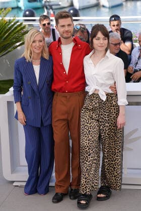 LÃ a Drucker - Lukas Dhont - Emilie Dequenne CELEBRITES : 75Ã me Festival de Cannes - Photocall du film Â« Close Â» - 27 05 2022 NorbertScanella Panoramic 