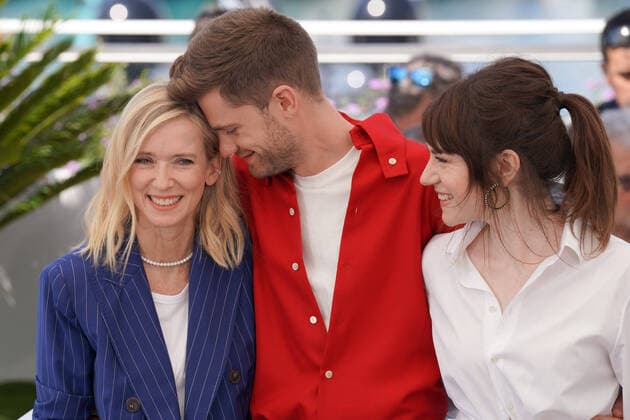 LÃ a Drucker - Lukas Dhont - Emilie Dequenne CELEBRITES : 75Ã me Festival de Cannes - Photocall du film Â« Close Â» - 27 05 2022 NorbertScanella Panoramic 