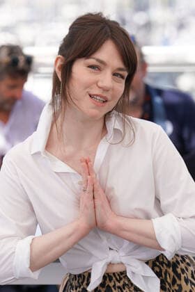 Emilie Dequenne CELEBRITES : 75Ã me Festival de Cannes - Photocall du film Â« Close Â» - 27 05 2022 NorbertScanella Panoramic 