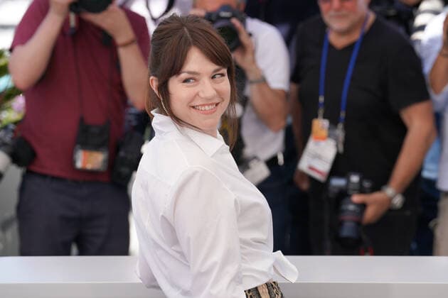 Emilie Dequenne CELEBRITES : 75Ã me Festival de Cannes - Photocall du film Â« Close Â» - 27 05 2022 NorbertScanella Panoramic 
