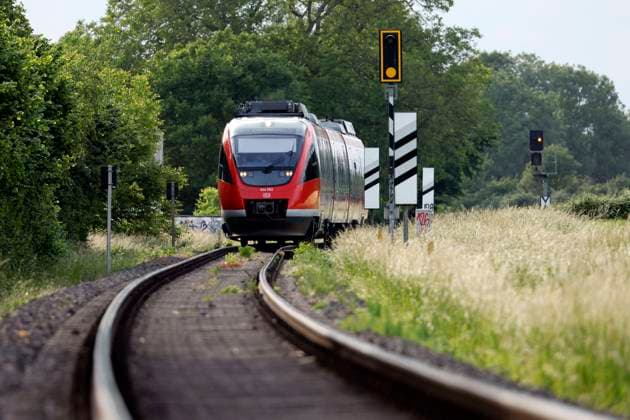 Eine Regionalbahn auf einem Feld bei Bergheim. Für u.a. alle S-Bahn-Strecken und Regionalbahnen der DB gilt das viel besprochene 9-Euro-Ticket im Sommer. (Themenbild, Symbolbild) Bergheim, 26.05.2022 NRW Deutschland *** A Regoinal train on a field near Bergheim For u a all S Bahn routes and regional trains of the DB applies the much-discussed 9 euro ticket in the summer Topic image, symbol image Bergheim, 26 05 2022 NRW Germany Copyright: xChristophxHardtx