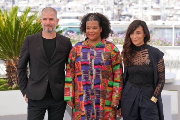 Eric Hannezo - Anne CissÃ - Uda Benyamina CELEBRITES : 75Ã me Festival de Cannes - Photocall du film Â« Salam Â» - 27 05 2022 NorbertScanella Panoramic 