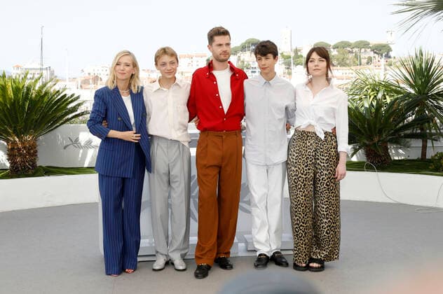 Lea Drucker, Eden Dambrine, Lukas Dhont, Gustav De Waele und Emilie Dequenne beim Photocall zum Kinofilm Close auf dem Festival de Cannes 2022 75. Internationale Filmfestspiele von Cannes am Palais des Festivals. Cannes, 27.05.2022