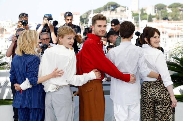 Lea Drucker, Eden Dambrine, Lukas Dhont, Gustav De Waele und Emilie Dequenne beim Photocall zum Kinofilm Close auf dem Festival de Cannes 2022 75. Internationale Filmfestspiele von Cannes am Palais des Festivals. Cannes, 27.05.2022