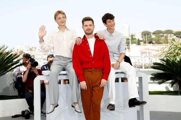 Eden Dambrine, Lukas Dhont und Gustav De Waele beim Photocall zum Kinofilm Close auf dem Festival de Cannes 2022 75. Internationale Filmfestspiele von Cannes am Palais des Festivals. Cannes, 27.05.2022