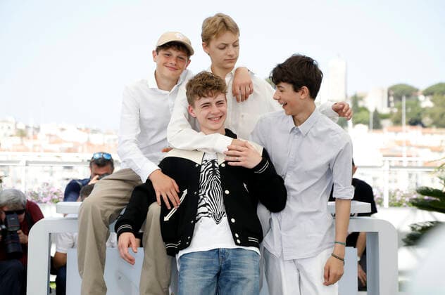 Leon Bataille, Eden Dambrine, Igor van Dessel und Gustav De Waele beim Photocall zum Kinofilm Close auf dem Festival de Cannes 2022 75. Internationale Filmfestspiele von Cannes am Palais des Festivals. Cannes, 27.05.2022