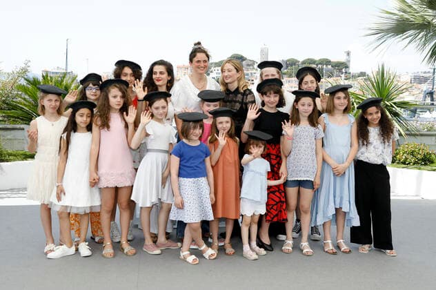 Alice Rohrwacher, Alba Rohrwacher mit Schülerinnen beim Photocall beim Photocall zum Publikumsevent Rendez-Vous with Alice Rohrwacher auf dem Festival de Cannes 2022 75. Internationale Filmfestspiele von Cannes am Palais des Festivals. Cannes, 27.05.2022