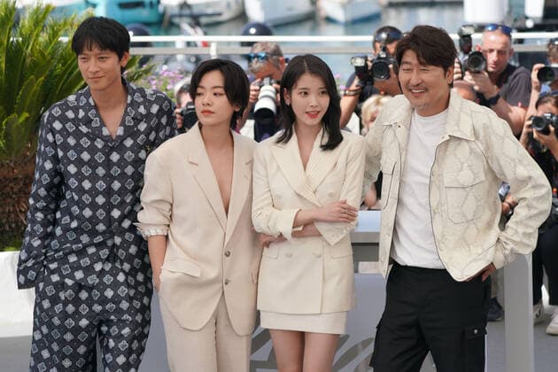 Dong-Won Gang - Joo-Young Lee - Ji-Eun Lee - Song Kang-Ho CELEBRITES : 75Ã me Festival de Cannes - Photocall du film Â« Broker Â» - 27 05 2022 NorbertScanella Panoramic 