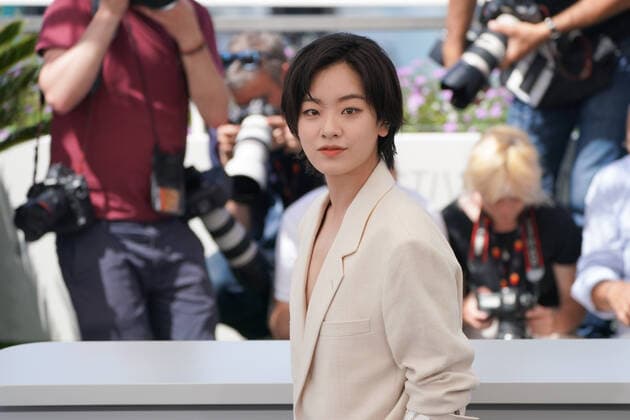 Joo-Young Lee CELEBRITES : 75Ã me Festival de Cannes - Photocall du film Â« Broker Â» - 27 05 2022 NorbertScanella Panoramic 