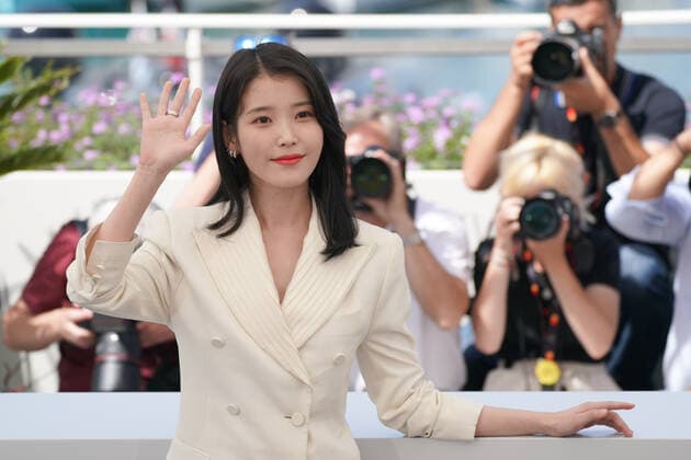 Ji-Eun Lee CELEBRITES : 75Ã me Festival de Cannes - Photocall du film Â« Broker Â» - 27 05 2022 NorbertScanella Panoramic 