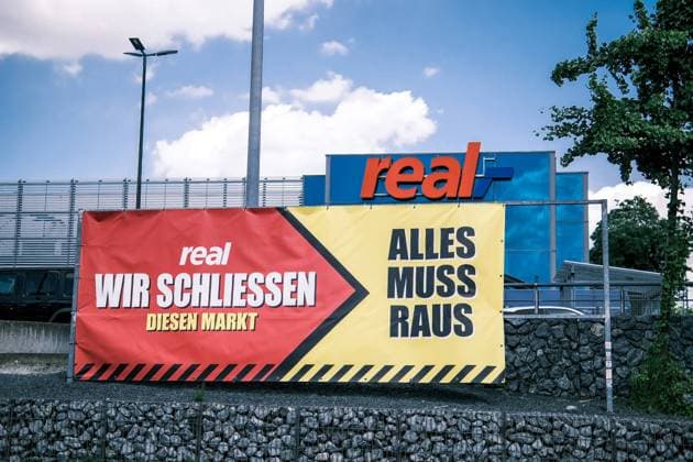 Düsseldorf 27.05.2022 Real Warenhaus Bilk Kaufhaus Supermarkt Logo Düsseldorf Nordrhein-Westfalen Deutschland *** Dusseldorf 27 05 2022 Real Department Store Bilk Department Store Supermarket Logo Dusseldorf North Rhine Westphalia Germany