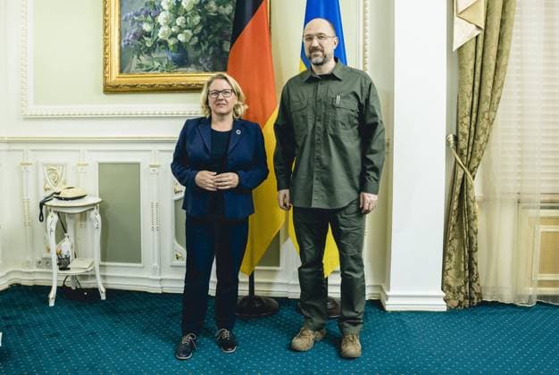 Ukraine-Krieg, Jahrestag der Invasion, Persönlichkeiten besuchen die Ukraine, Archivbilder News Themen der Woche KW21 Bundesentwicklungsministerin Svenja Schulze (SPD) trifft Denys Schmyhal, Ministerpraesident der Ukraine. Kiew, 27.05.2022. Kiew Ukraine *** German Development Minister Svenja Schulze SPD meets Denys Shmyhal, Prime Minister of Ukraine Kiev, 27 05 2022 Kiev Ukraine Copyright: xXanderxHeinlx