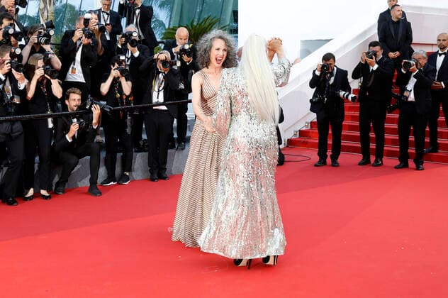 Andie MacDowell und Helen Mirren bei der Premiere des Kinofilms Mother and Son Un petit frere auf dem Festival de Cannes 2022 75. Internationale Filmfestspiele von Cannes im Palais des Festivals. Cannes, 27.05.2022