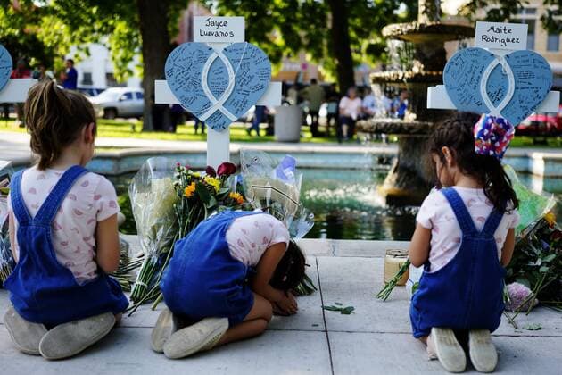 Bilder des Jahres 2022, News 05 Mai (220527) -- UVALDE, May 27, 2022 -- People mourn for victims of a school mass shooting in Uvalde, Texas, the United States, May 26, 2022. At least 19 children and two adults were killed in a shooting at Robb Elementary School in the town of Uvalde, Texas, on Tuesday. ) U.S.-TEXAS-UVALDE-MASS SHOOTING-MOURNING WuxXiaoling 