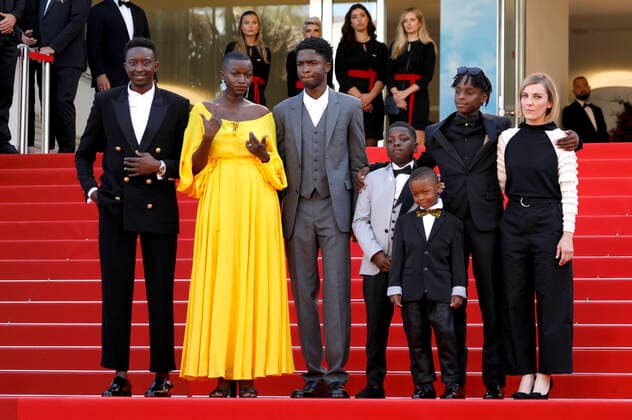 Ahmed Sylla, Annabelle Lengronne, Stephane Bak, Milan Doucansi, Leonor Serraille und Gäste bei der Premiere des Kinofilms Mother and Son Un petit frere auf dem Festival de Cannes 2022 75. Internationale Filmfestspiele von Cannes im Palais des Festivals. Cannes, 27.05.2022