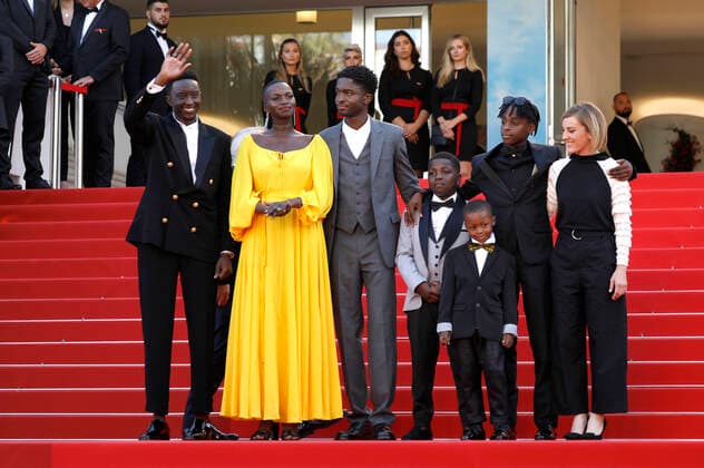 Ahmed Sylla, Annabelle Lengronne, Stephane Bak, Milan Doucansi, Leonor Serraille und Gäste bei der Premiere des Kinofilms Mother and Son Un petit frere auf dem Festival de Cannes 2022 75. Internationale Filmfestspiele von Cannes im Palais des Festivals. Cannes, 27.05.2022