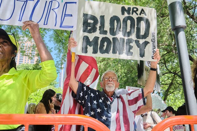 News Themen der Woche KW21 News Bilder des Tages May 27, 2022, Houston, Texas, USA: Protesters gathers in Discovery Green, in DonÃ‚Â t look away demonstration in Houston to call for gun reform measures after the Uvalde, TX, shooting. Amid protests, NRA meets in Texas after school massacre. Houston USA - ZUMAe130 20220527_znp_e130_011 Copyright: xCarlosxEscalonax