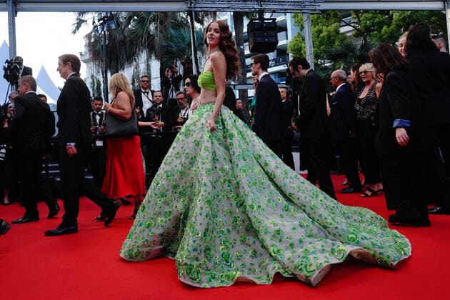 Coco Konig CELEBRITES : 75Ã me Festival de Cannes - Tapis rouge du film Â« Mascarade Â» - 27 05 2022 NorbertScanella Panoramic 