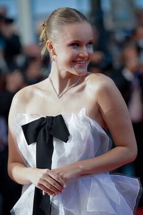 Polina Pushkareva CELEBRITES : 75Ã me Festival de Cannes - Tapis rouge du film Â« Mascarade Â» - 27 05 2022 NorbertScanella Panoramic 
