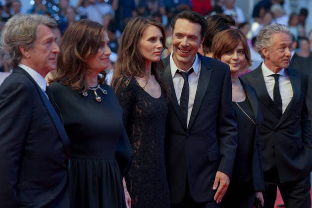 Francois Cluzet - Emmanuelle Devos - Marine Vacth - Nicolas Bedos - Laura Morante CELEBRITES : 75Ã me Festival de Cannes - Tapis rouge du film Â« Mascarade Â» - 27 05 2022 NorbertScanella Panoramic 