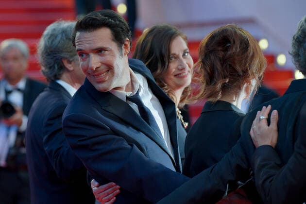 Nicolas Bedos CELEBRITES : 75Ã me Festival de Cannes - Tapis rouge du film Â« Mascarade Â» - 27 05 2022 NorbertScanella Panoramic 