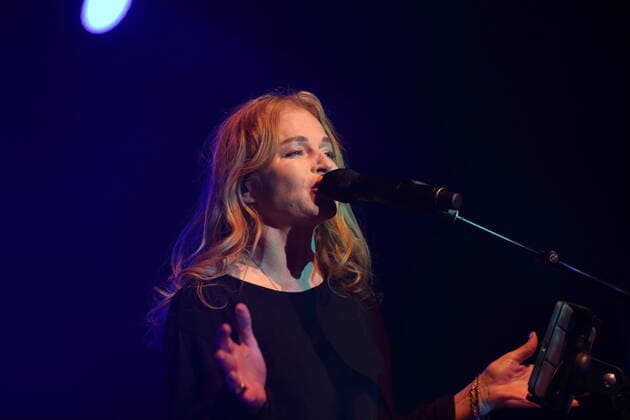 Inga Humpe von der Band 2raumwohnung bei einem Konzert in der Columbiahalle in Berlin, 27. Mai 2022. 2raumwohnung Konzert Berlin
