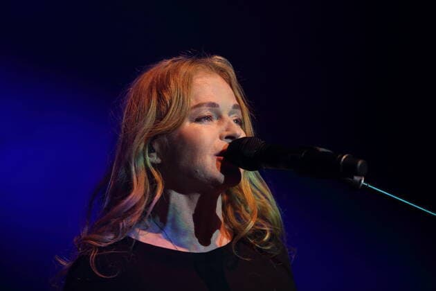 Inga Humpe von der Band 2raumwohnung bei einem Konzert in der Columbiahalle in Berlin, 27. Mai 2022. 2raumwohnung Konzert Berlin