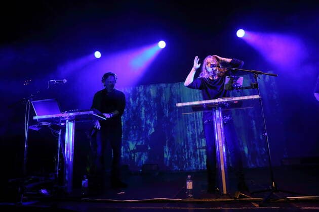 Tommi Eckart und Inga Humpe von der Band 2raumwohnung bei einem Konzert in der Columbiahalle in Berlin, 27. Mai 2022. 2raumwohnung Konzert Berlin