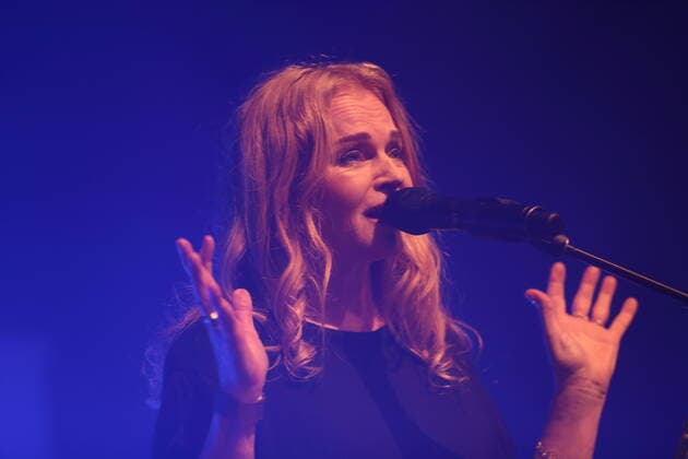 Inga Humpe von der Band 2raumwohnung bei einem Konzert in der Columbiahalle in Berlin, 27. Mai 2022. 2raumwohnung Konzert Berlin