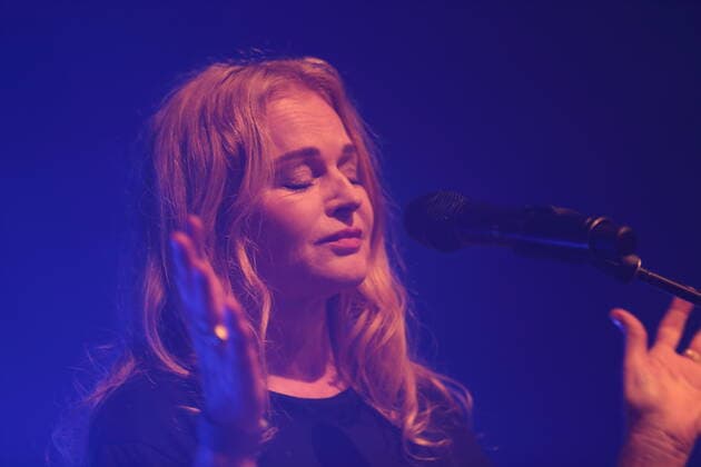Inga Humpe von der Band 2raumwohnung bei einem Konzert in der Columbiahalle in Berlin, 27. Mai 2022. 2raumwohnung Konzert Berlin
